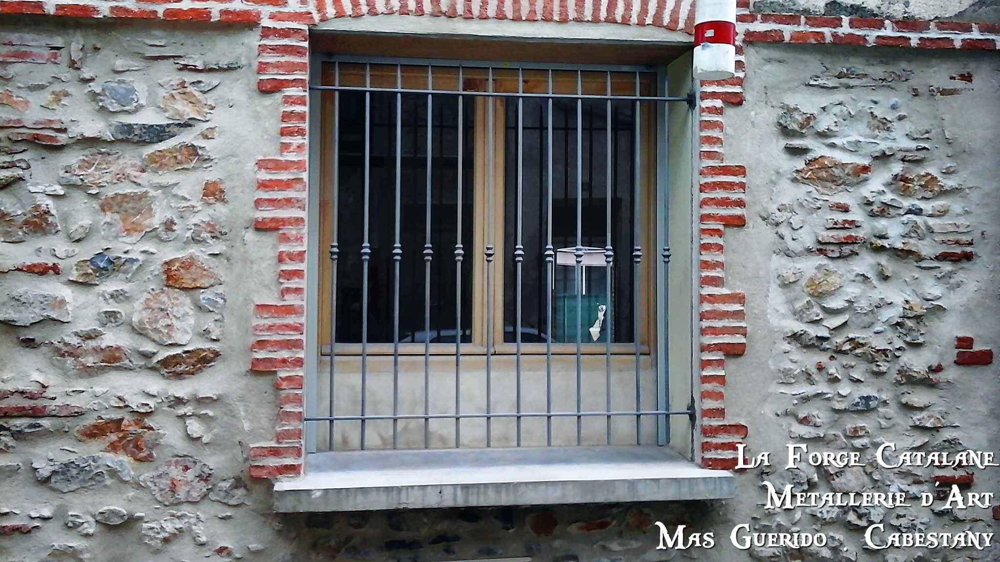 grille protection barreau rond bagues pointes fer Forge Catalane Cabestany.jpg